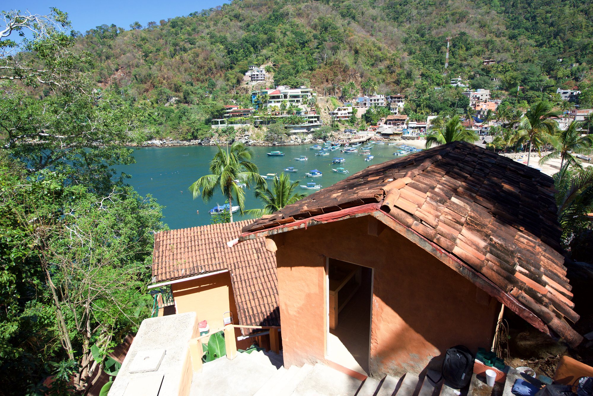 La casa de huéspedes en la ladera, sobre la bahía