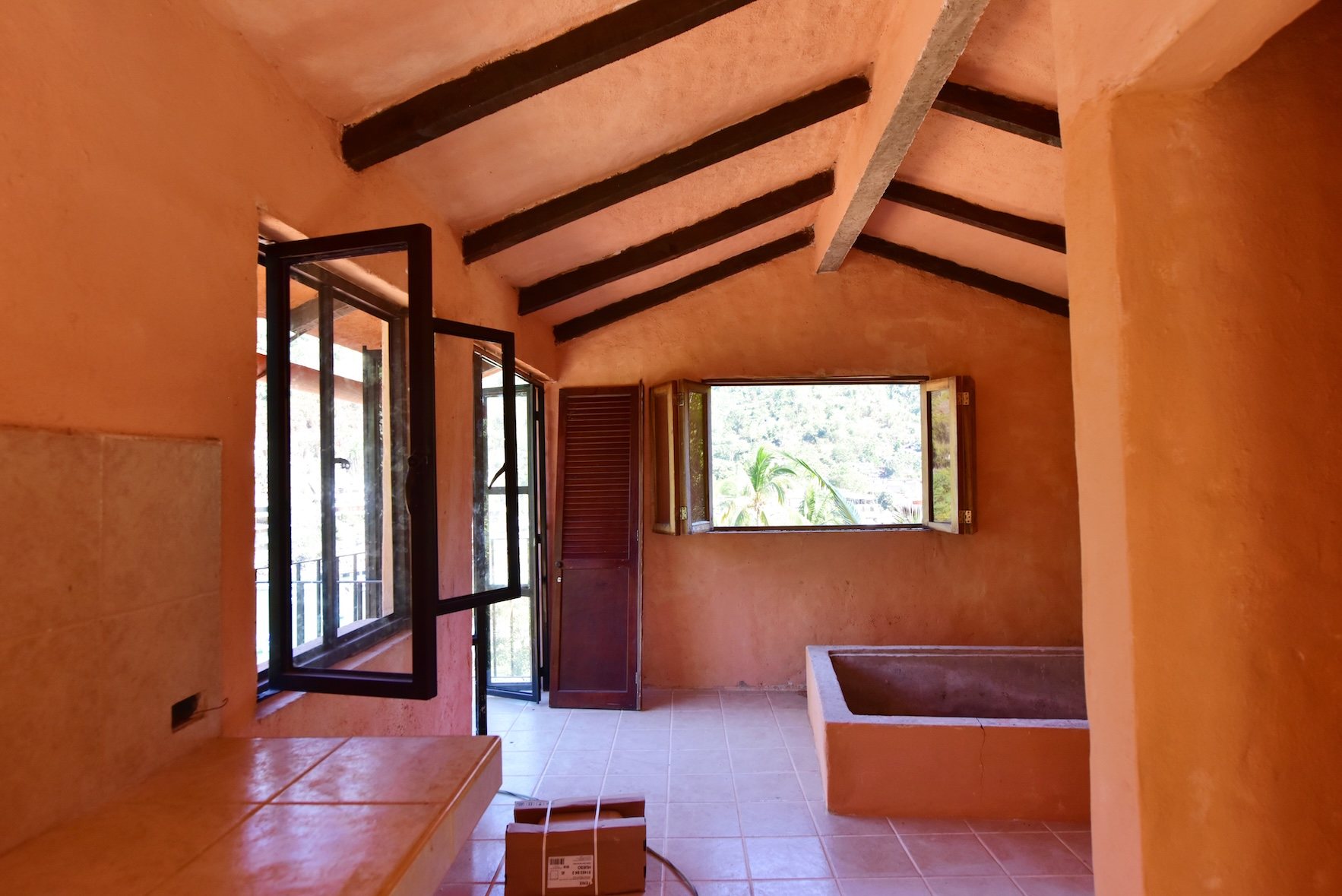 Interior de la casa de huéspedes, bajo techo de vigas