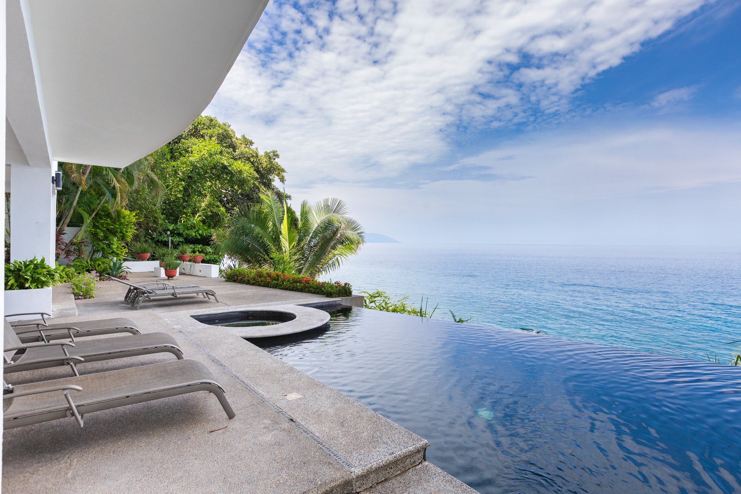 Vista Real pool and spa at the edge of the cliff, opening onto the Pacific