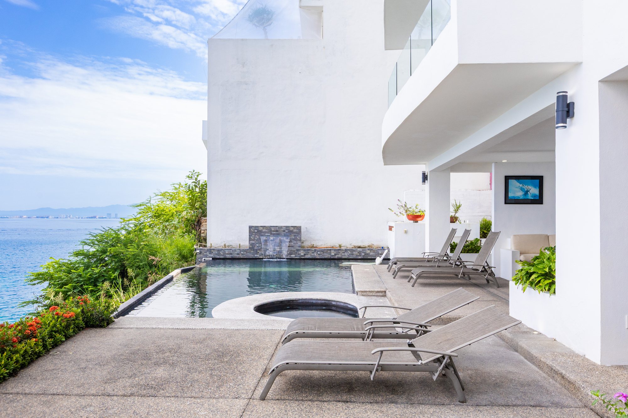 Vista Real pool with sun loungers above the ocean