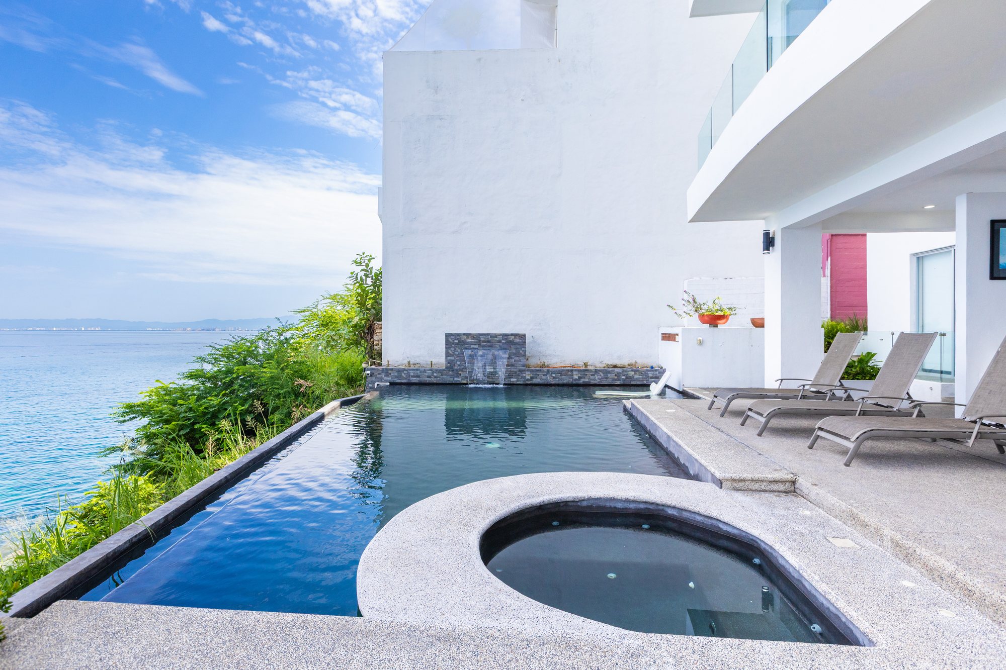 The pool and round spa at the cliff edge
