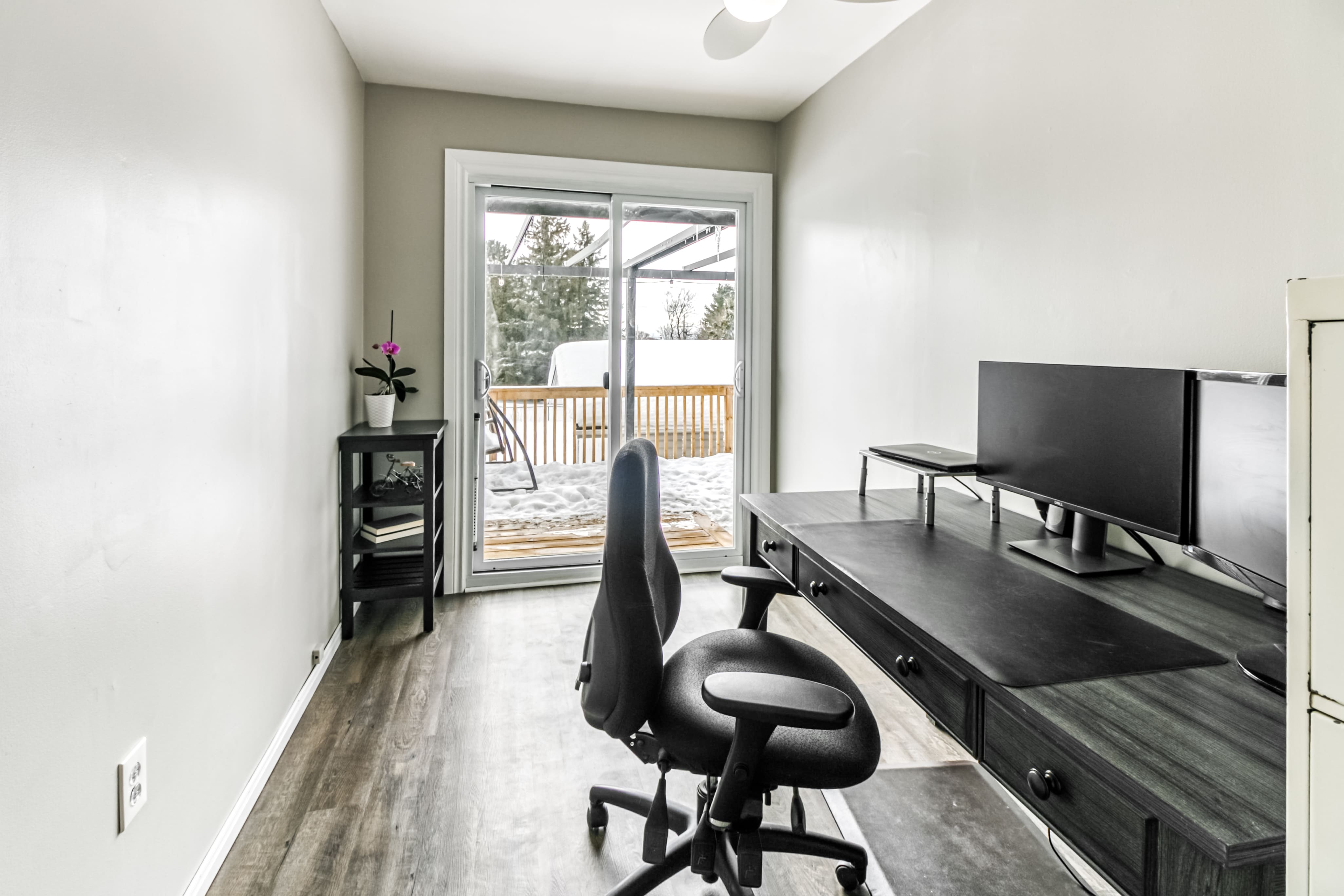 Flexible room arranged as a home office