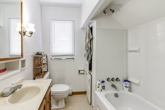 Bathroom in the upper apartment
