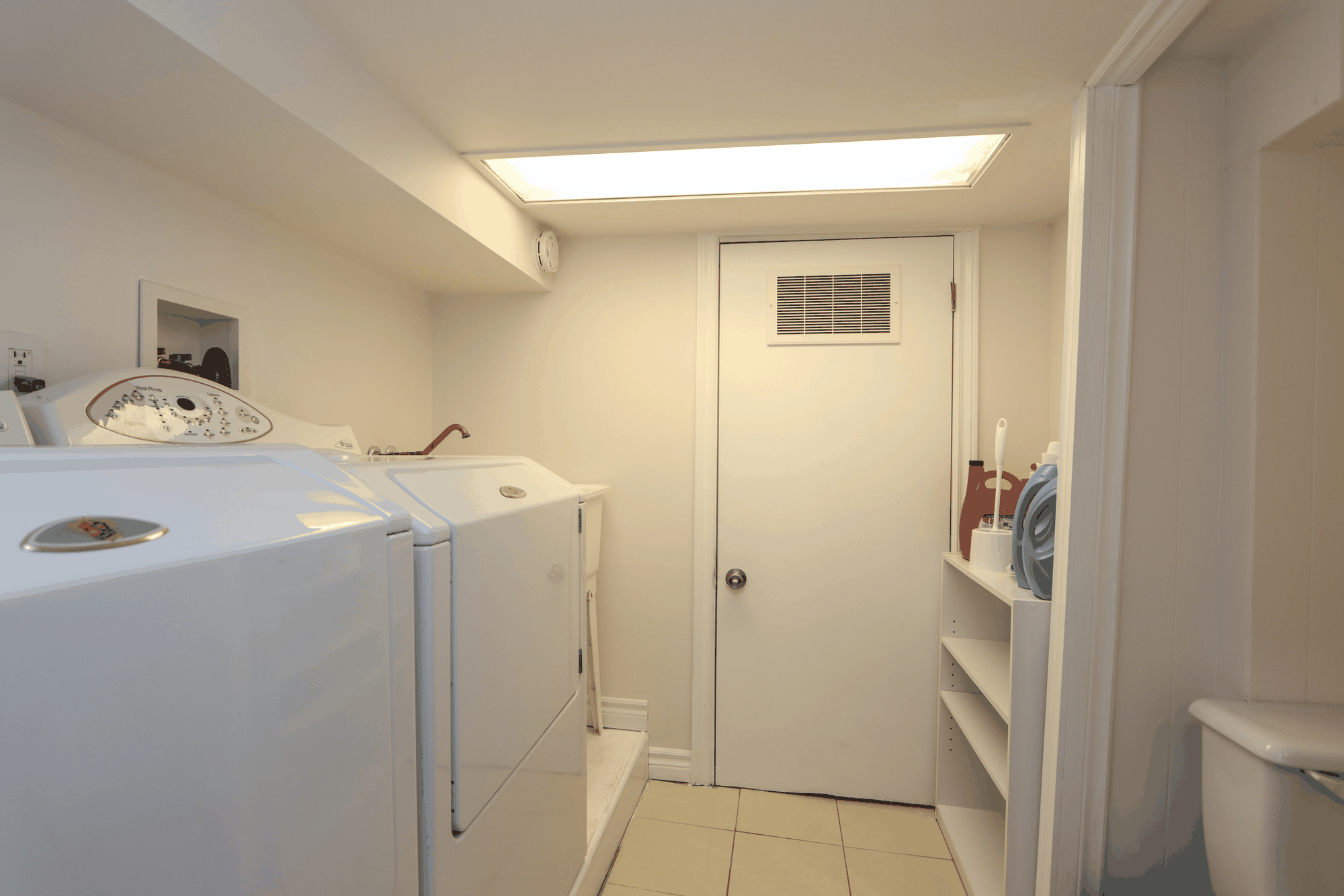 806 Lonsdale Avenue property photograph 2 in private spaces and details