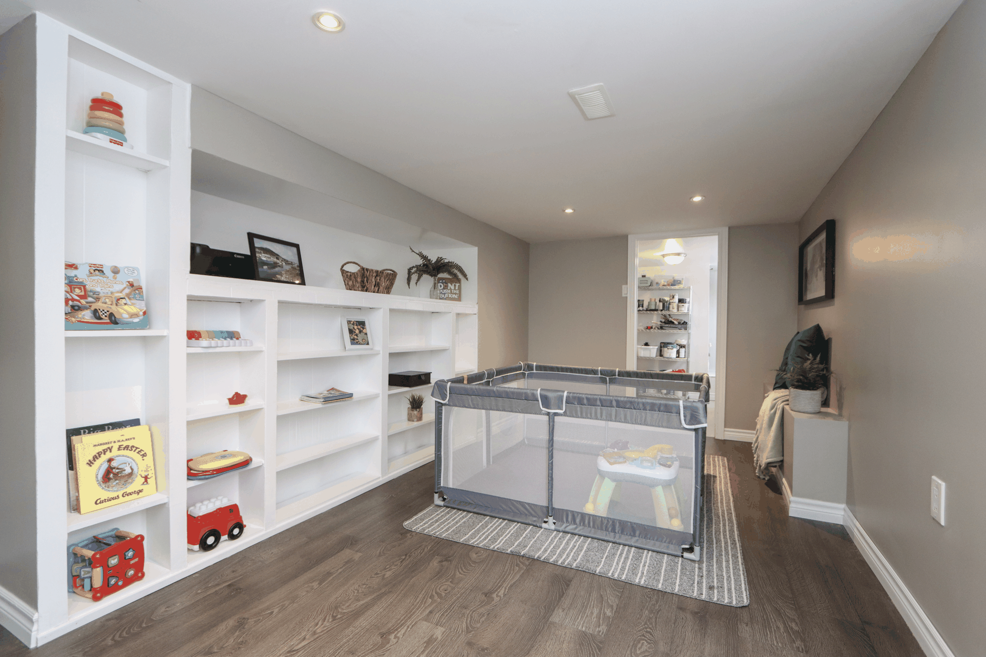 806 Lonsdale Avenue property photograph 6 in private spaces and details