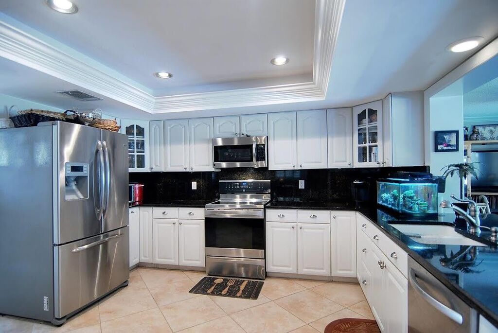 Large kitchen with convenient pass through to family room
