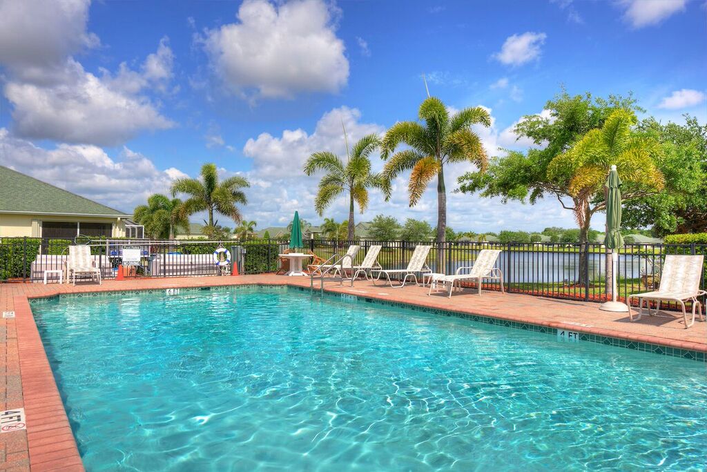 Gorgeous Pool and Spa Overlooking the Lake