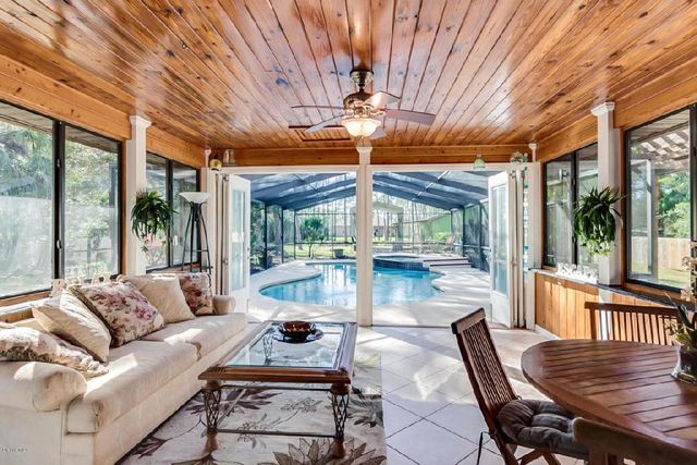 Gorgeous Florida Room overlooking the Pool and Spa