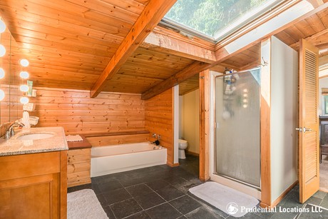 Kupaoa Place Master Bathroom 