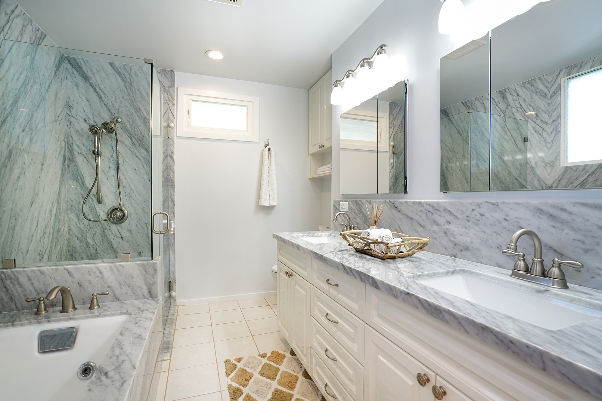 Aukai Ave Master Bathroom 