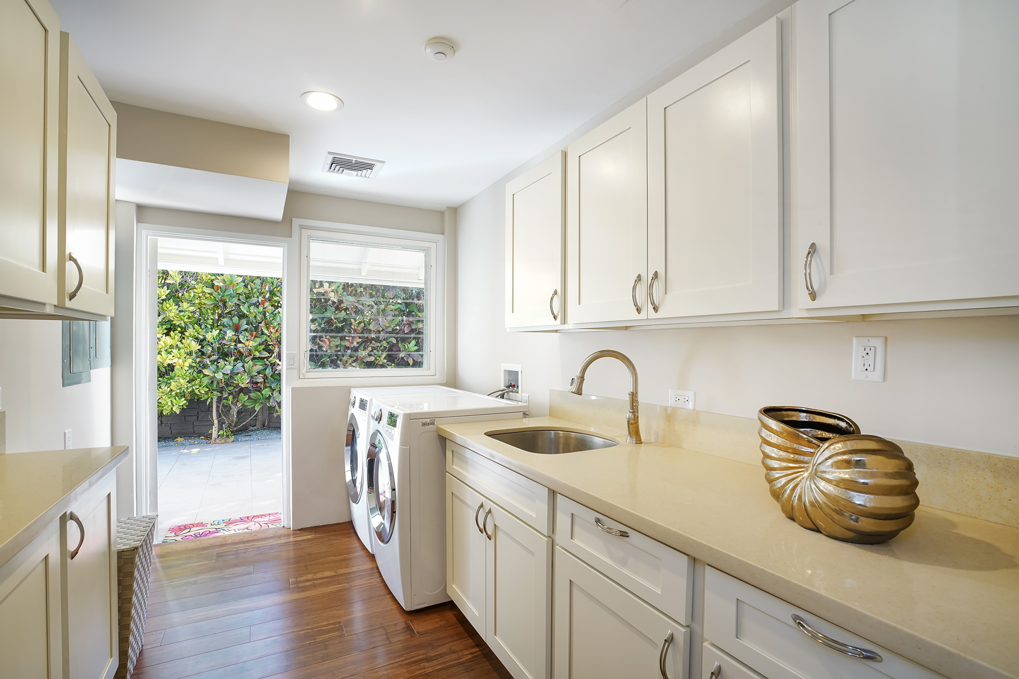 Aukai Ave Laundry Room 