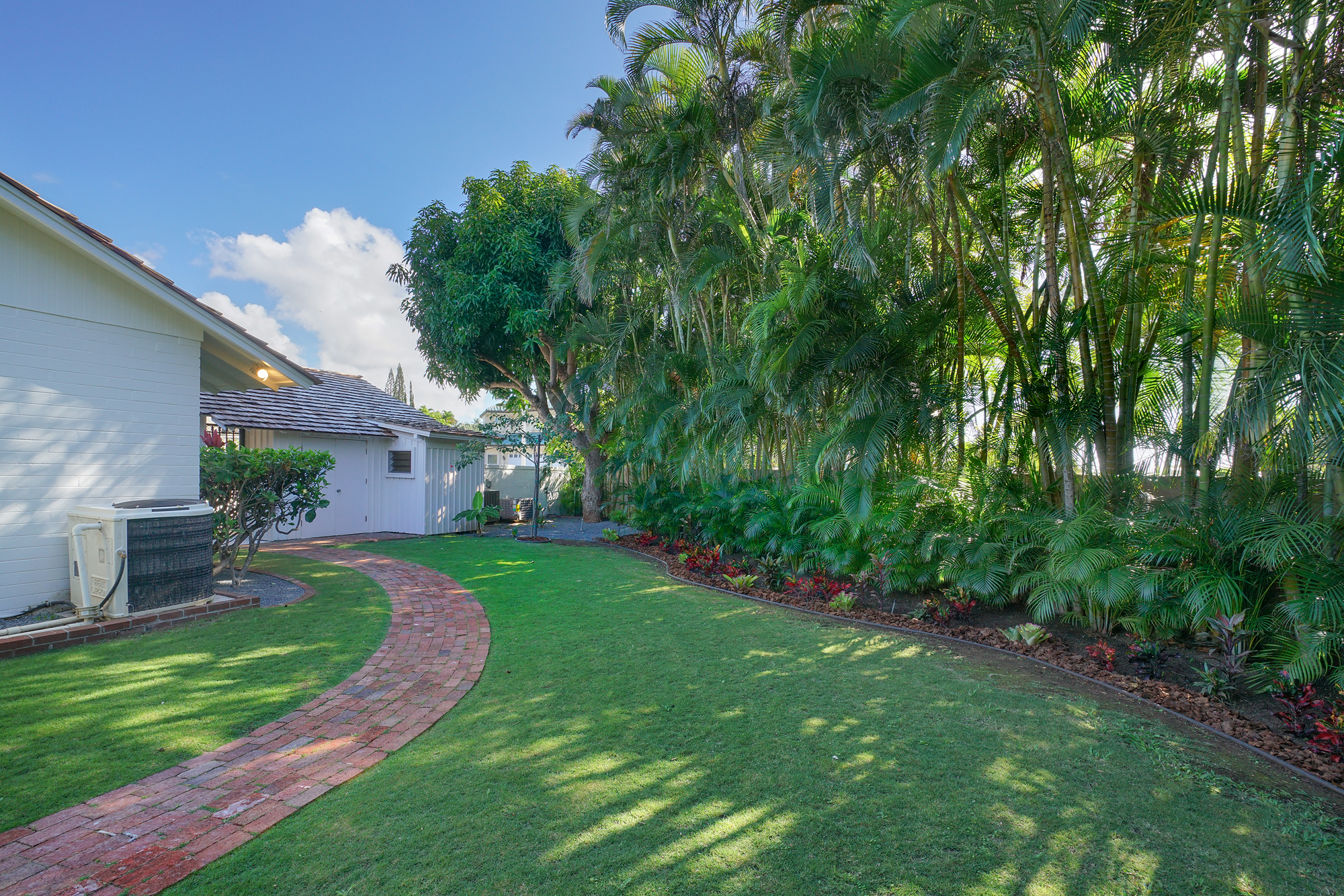 Aukai Ave Side Yard 