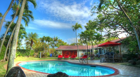 canal front home in kailua beachside
