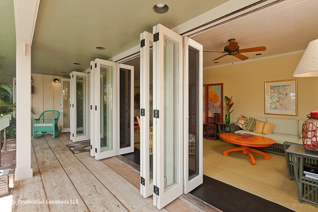 covered lanai & living room 