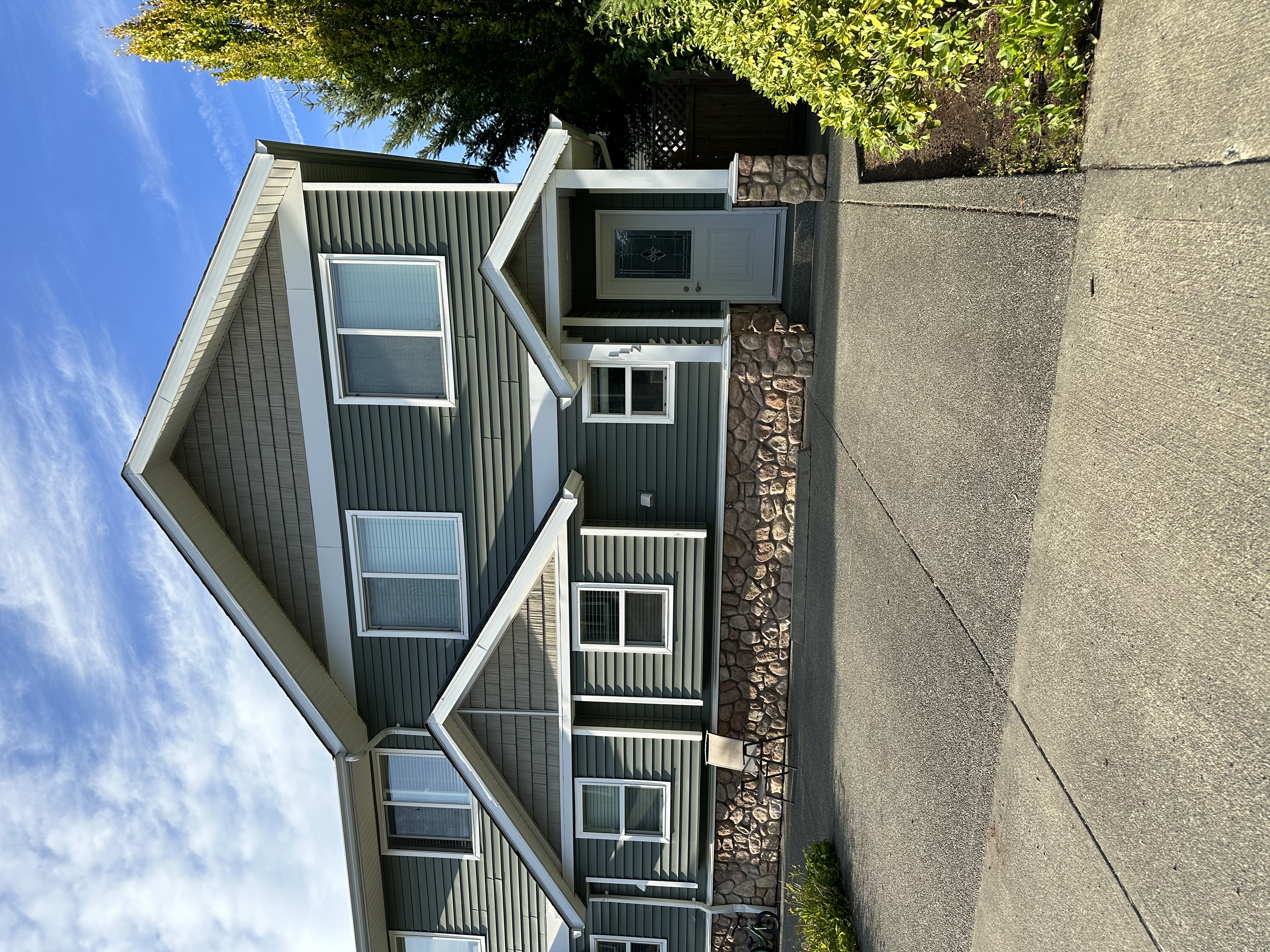 End-unit townhouse at 112 – 170 Centennial Dr in Courtenay’s Diamond Park, featuring 3 bedrooms, 2 bathrooms, and a private fenced backyard with patio.