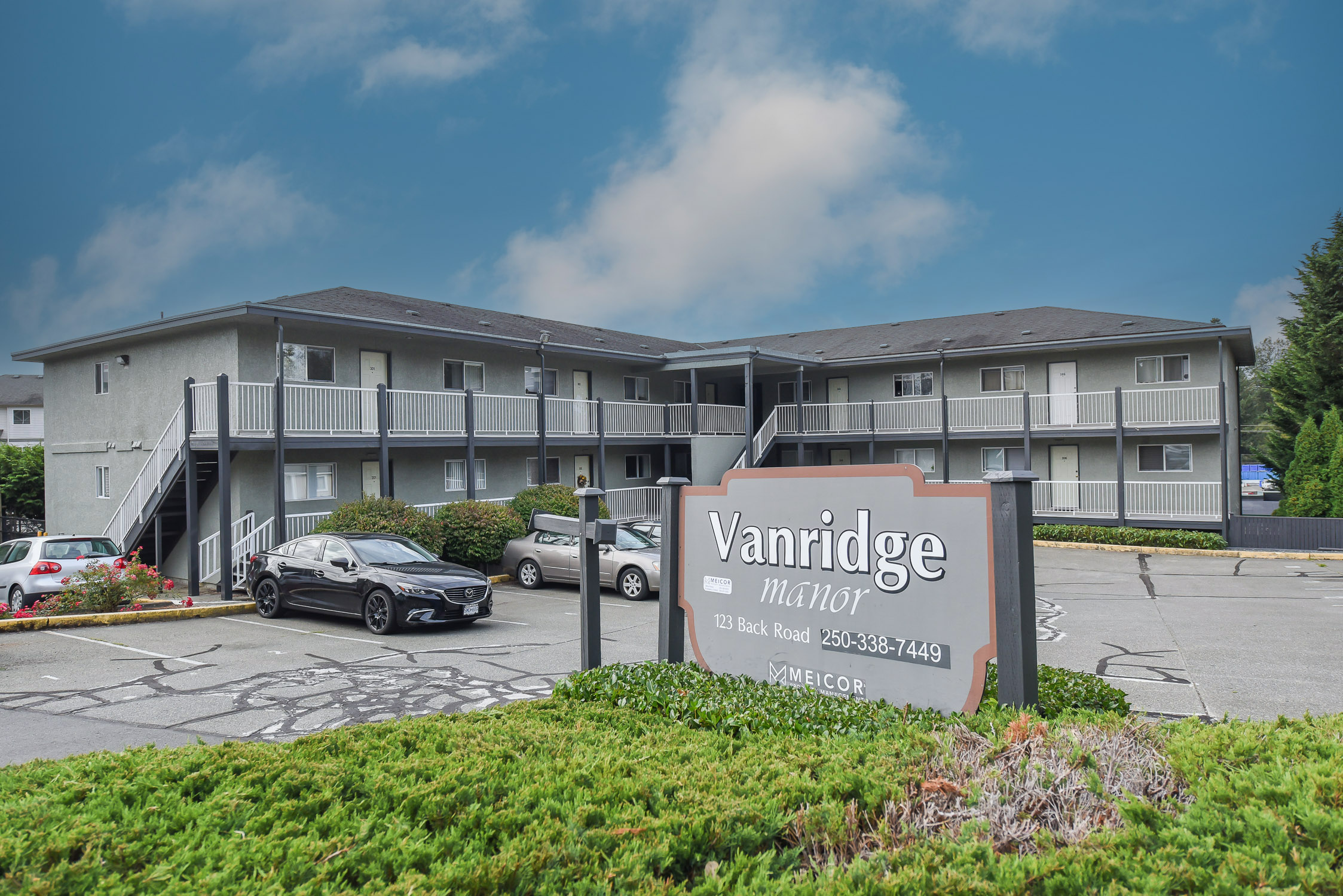 105-123 Back Rd Courtenay BC condo building exterior, showcasing the well-maintained residential complex in the desirable East Courtenay neighborhood.