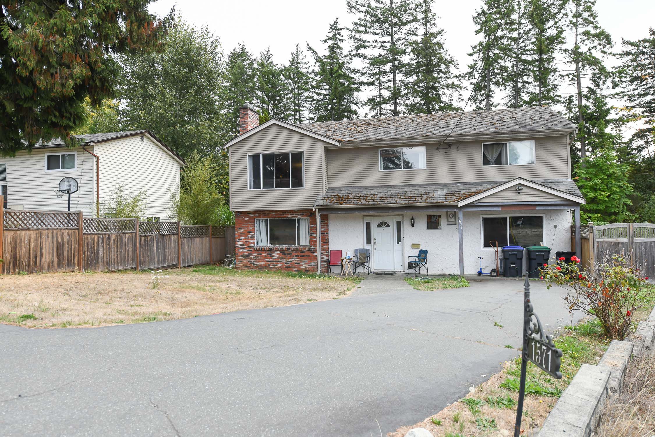 front exterior of 1571 valley cres courtenay bc featuring spacious 4 bedroom home in a family friendly neighborhood