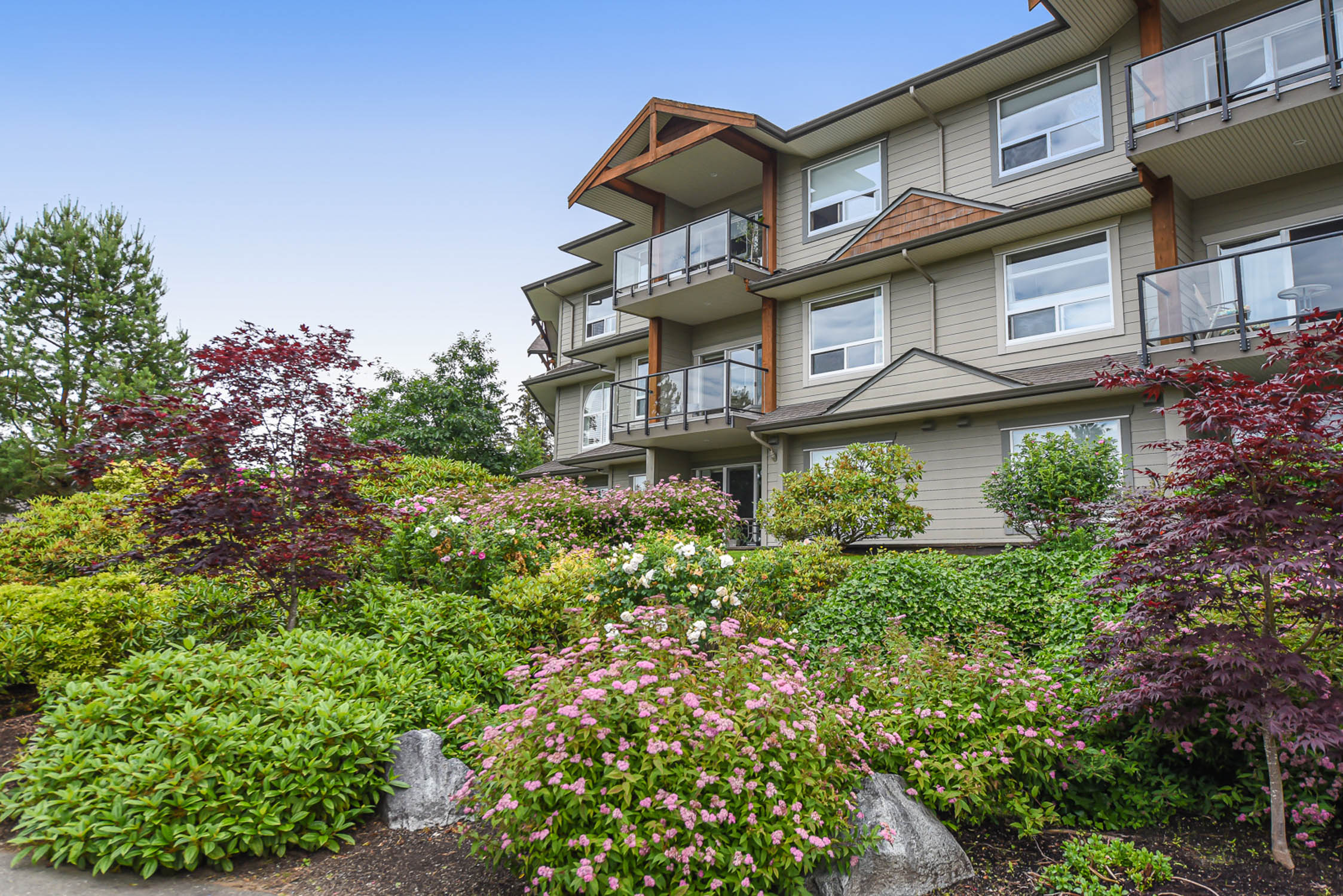 Ground-floor condo at #202 199 31st St in Courtenay's Crystal Shores featuring bright open-concept living, 9-foot ceilings, landscaped grounds, and a prime location steps from the ocean, Courtenay Riverway, marina, and Airpark.