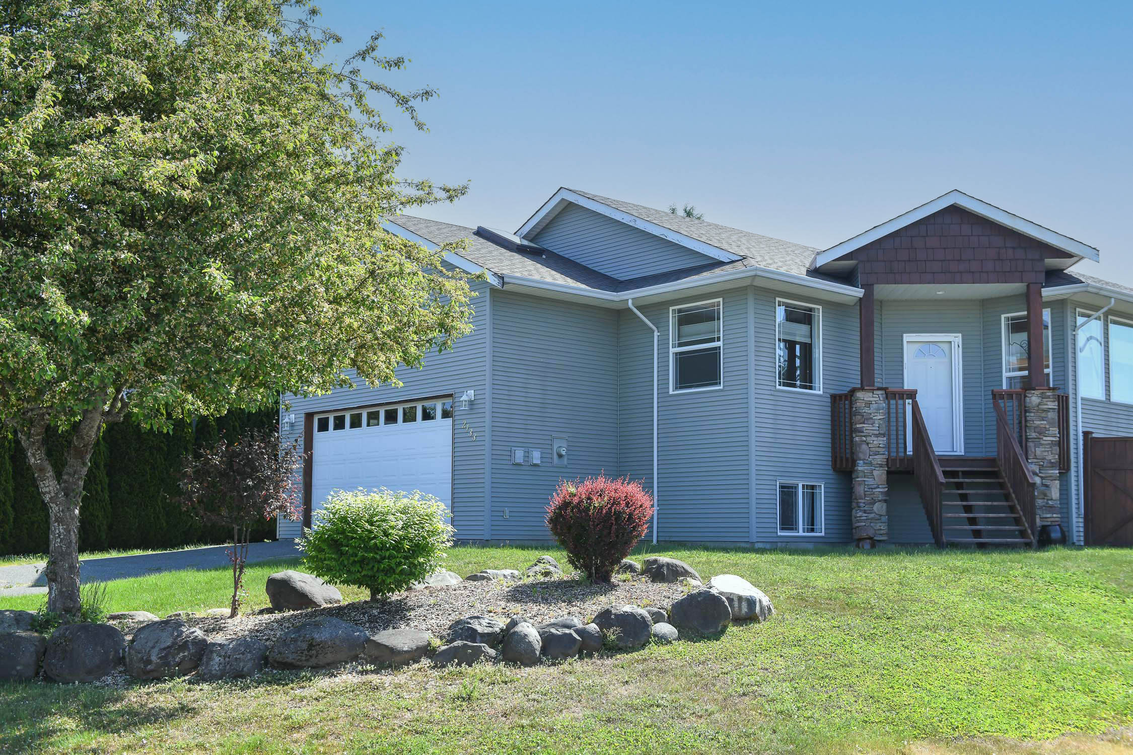 front exterior of 2133 perth pl courtenay bc family home with mountain views in aberdeen heights