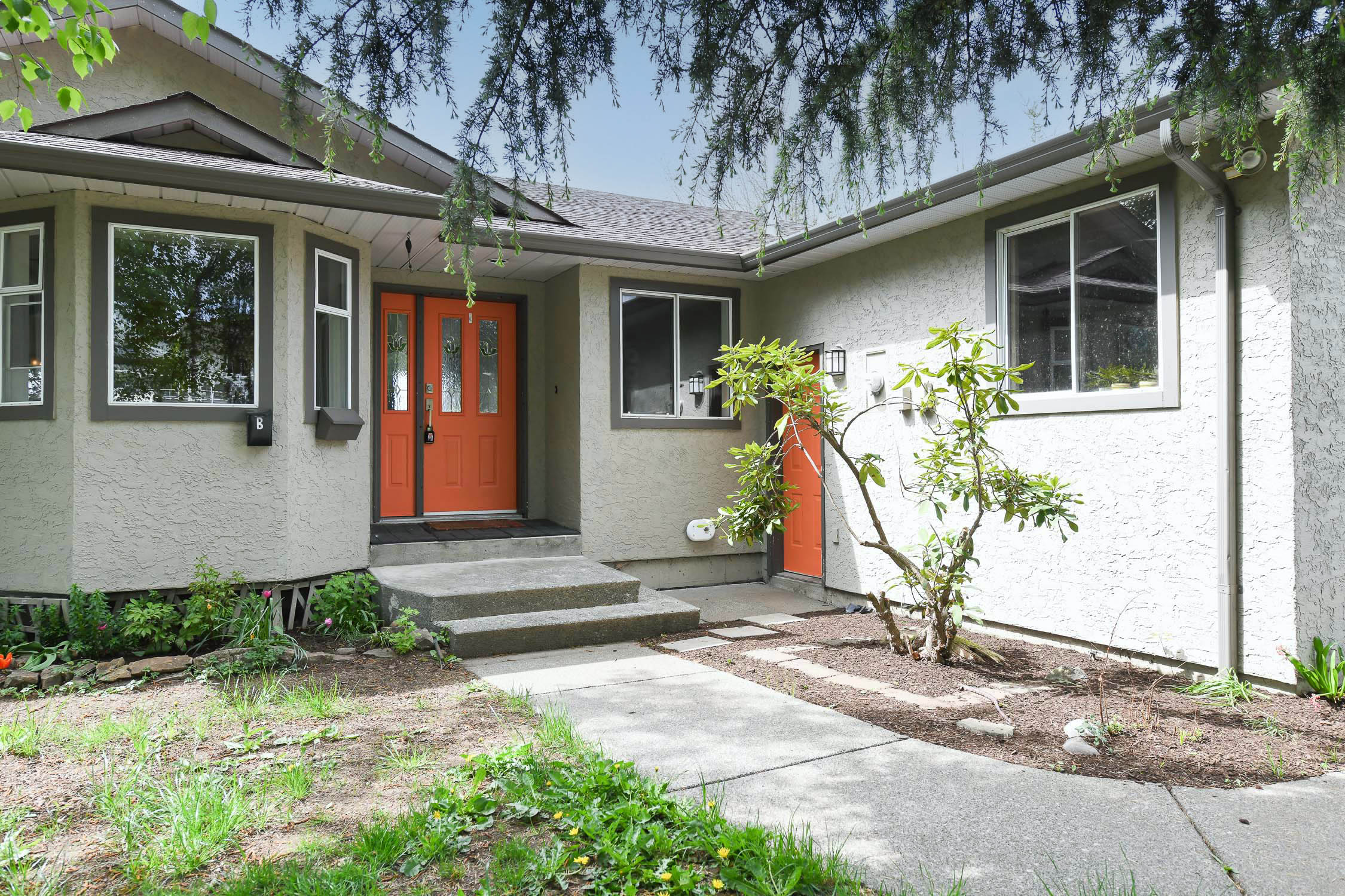 front exterior of 349 durrand pl courtenay bc showing level entry home with mountain views large deck and suite potential