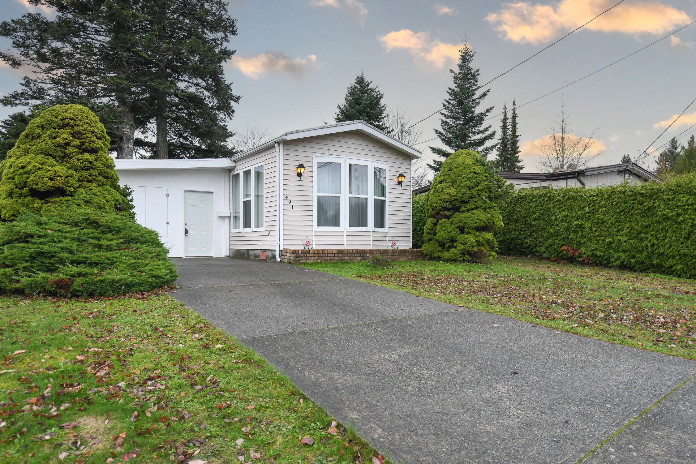 Exterior view of the manufactured home at 491 Cowichan Ave in Courtenay, BC offered at $399,000
