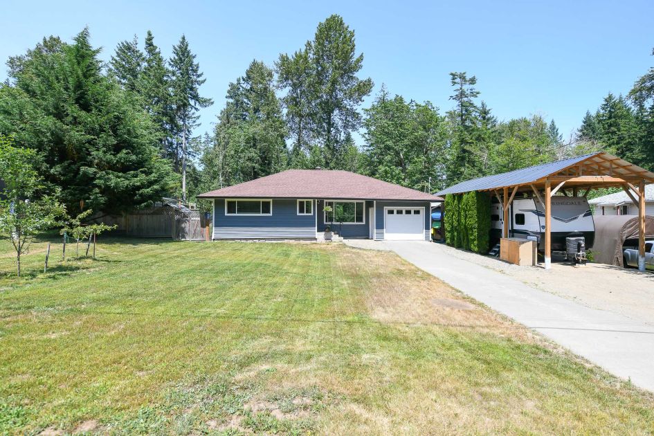 7452-cougar-smith-rd-fanny-bay-covered-rv-parking-and-multiple-vehicle-driveway-blog