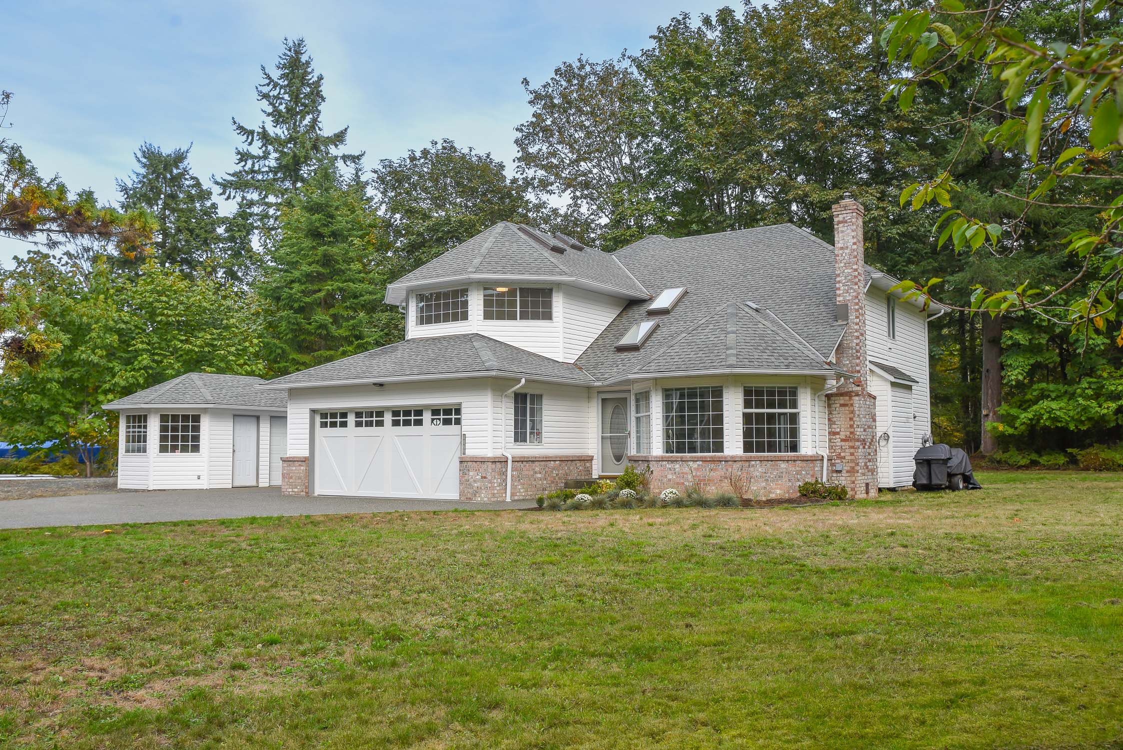 8868-erickson-bryce-hansen-team-exterior-front-