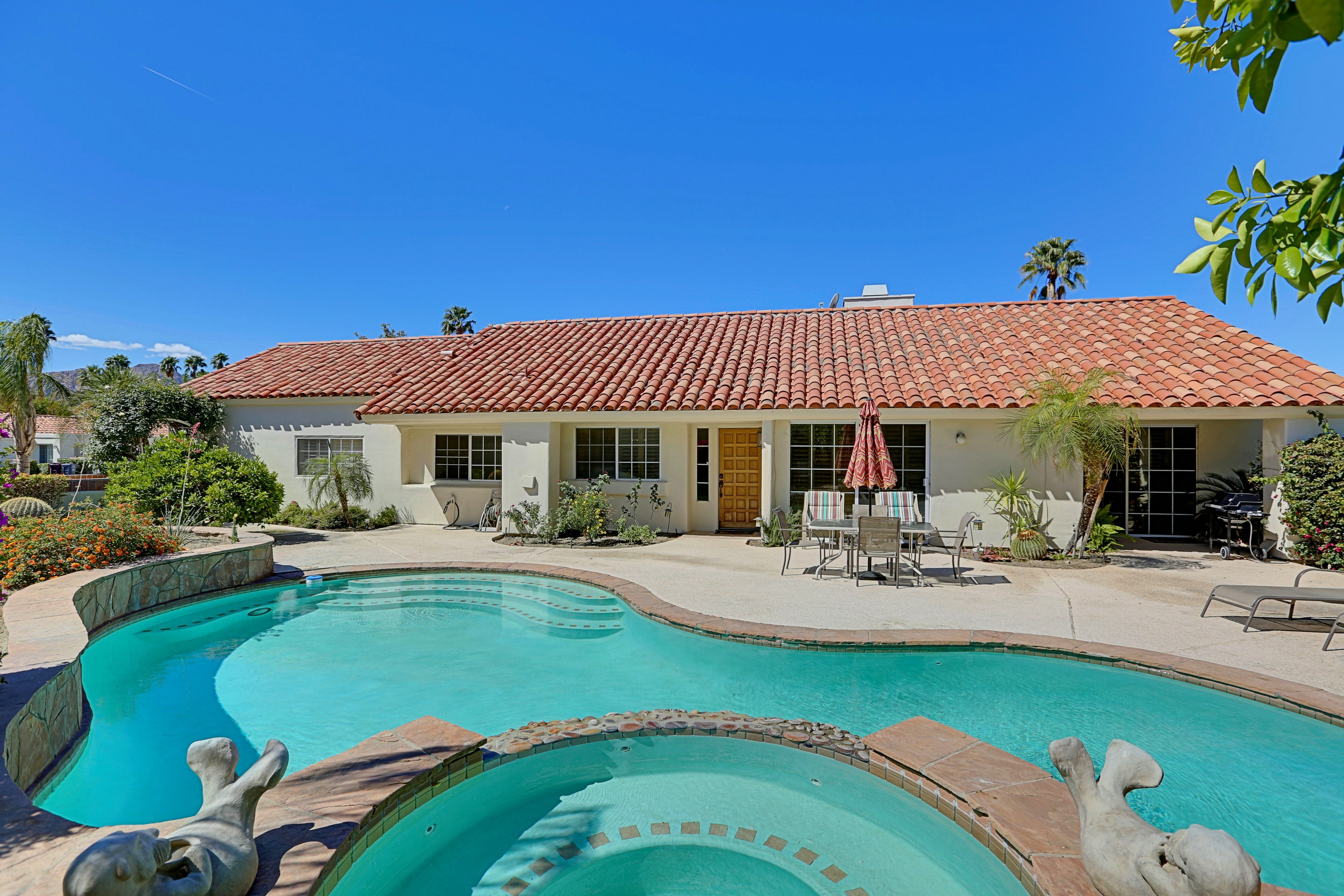 NEW LISTING Desert Breezes 2 Brdm 2 Bath Home With Pool/Spa