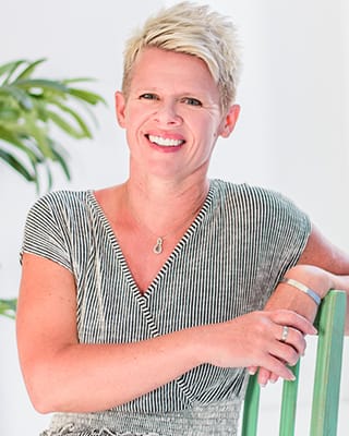 Brandi Shaw real estate agent specializes in selling and buying houses in and around Lake Freeman, Lake Shafer, Tippecanoe River.