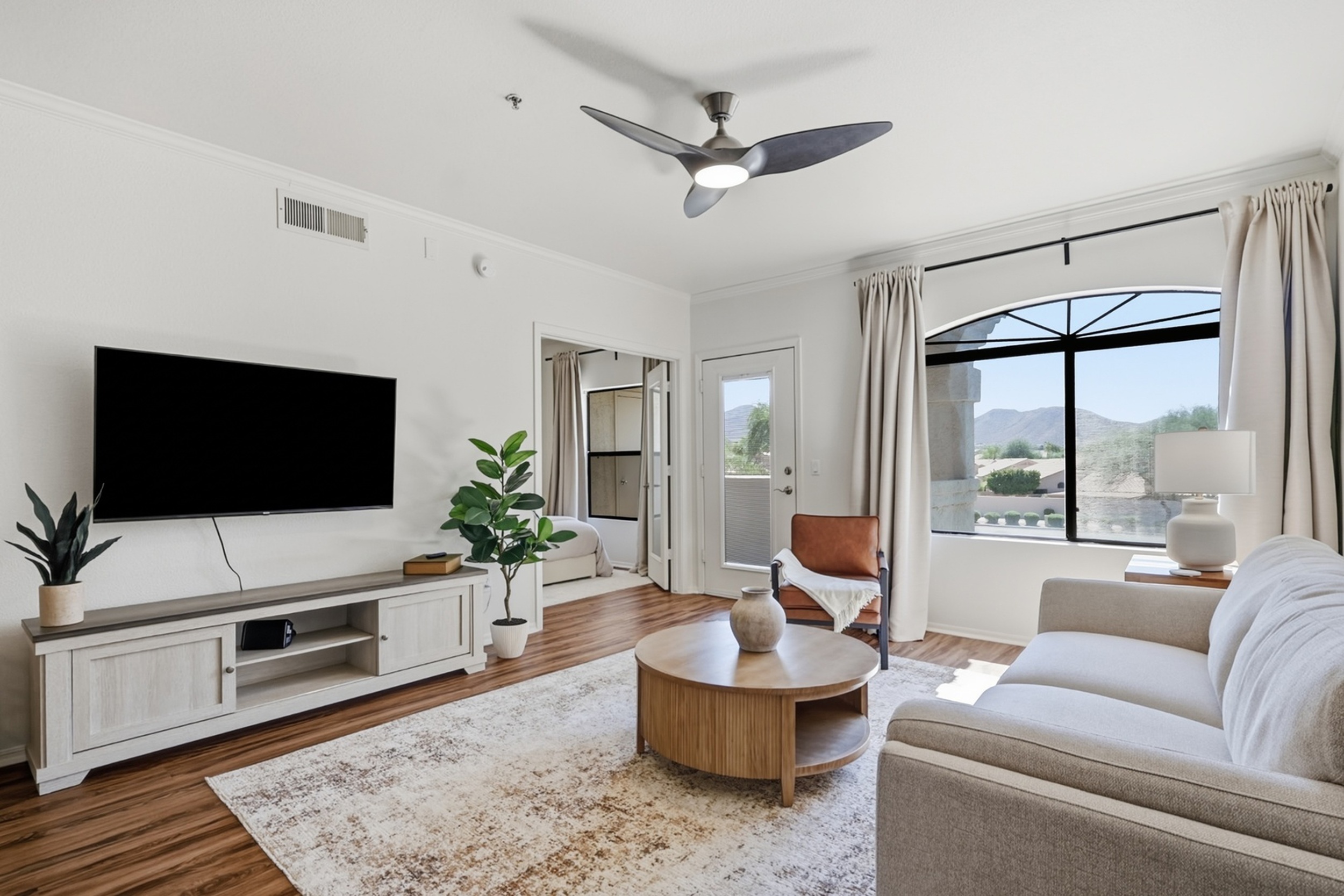 https://u.realgeeks.media/emilystrattonhomes/My_condo_Living_Room_Pic.jpg