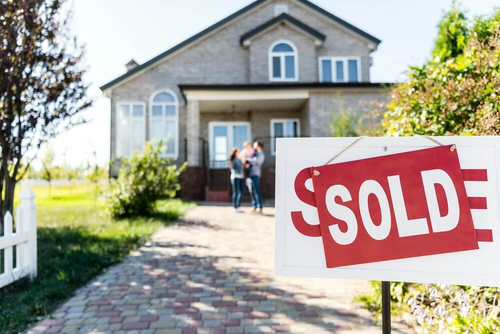 Fanily buying an El Paso home