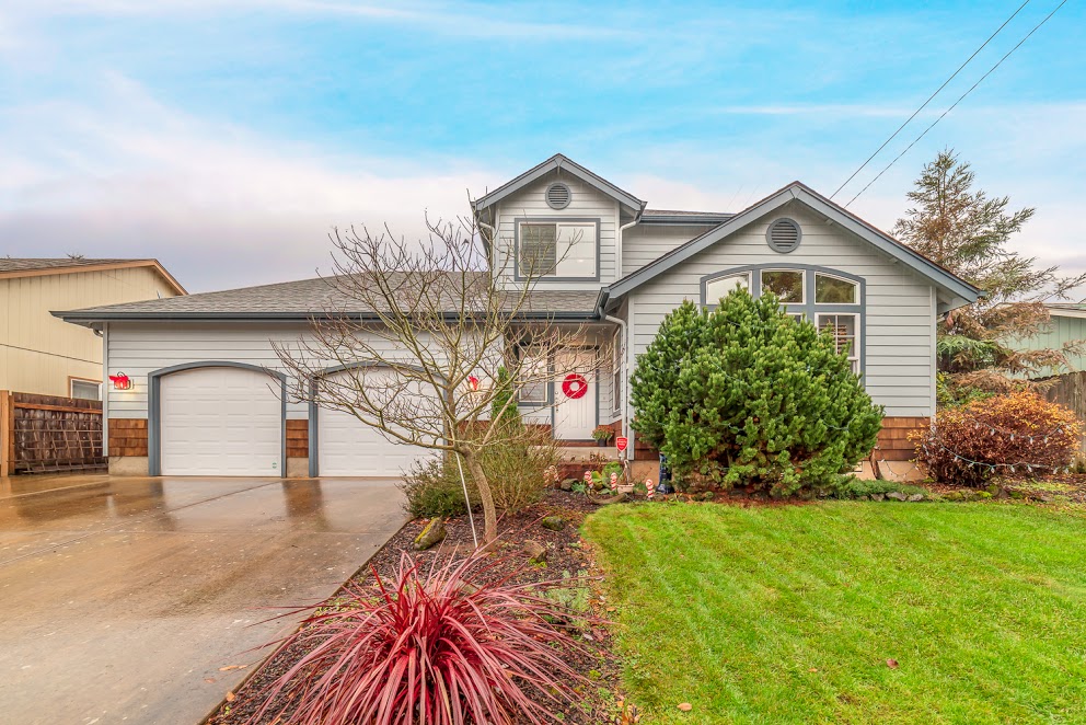 Updated 3 Bed & 2.5 Bath Home for sale in Eugene!