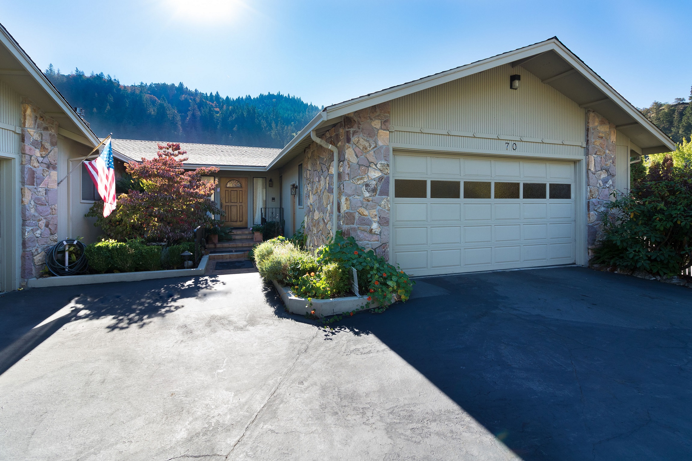 Spacious 4 Beds Home for Sale in Roseburg!