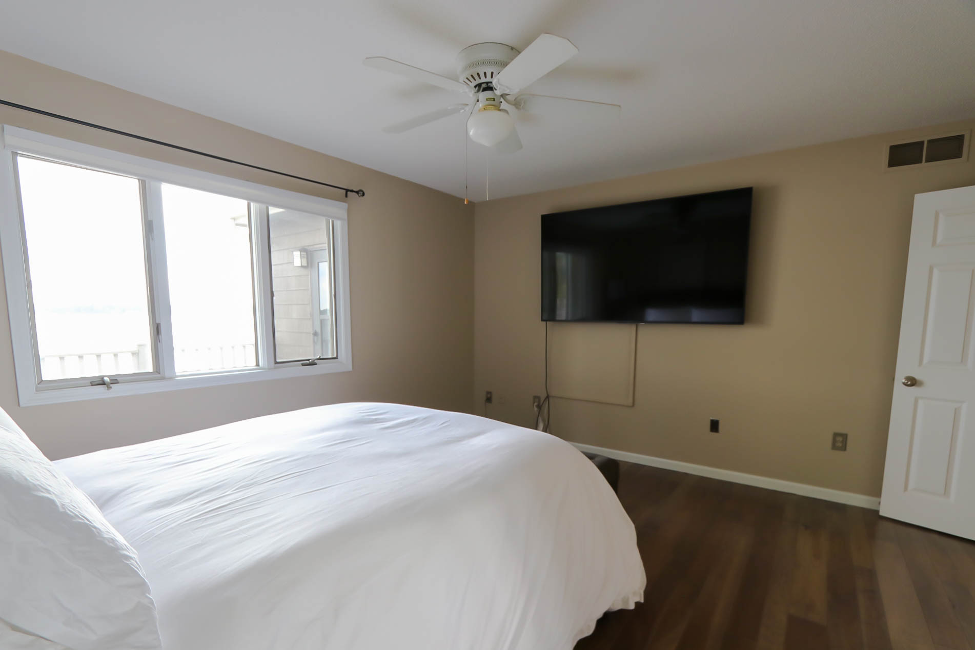 Just Listed! 2 bed 1 bath condo on Winona Lake