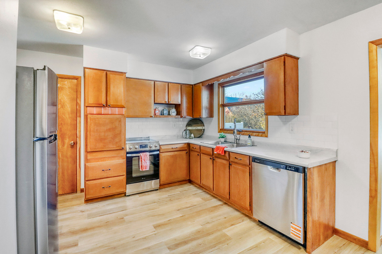 Kitchen 1119 Elm St S Moorhead MN Rochelle Roesler Century 21 Real Estate Professor