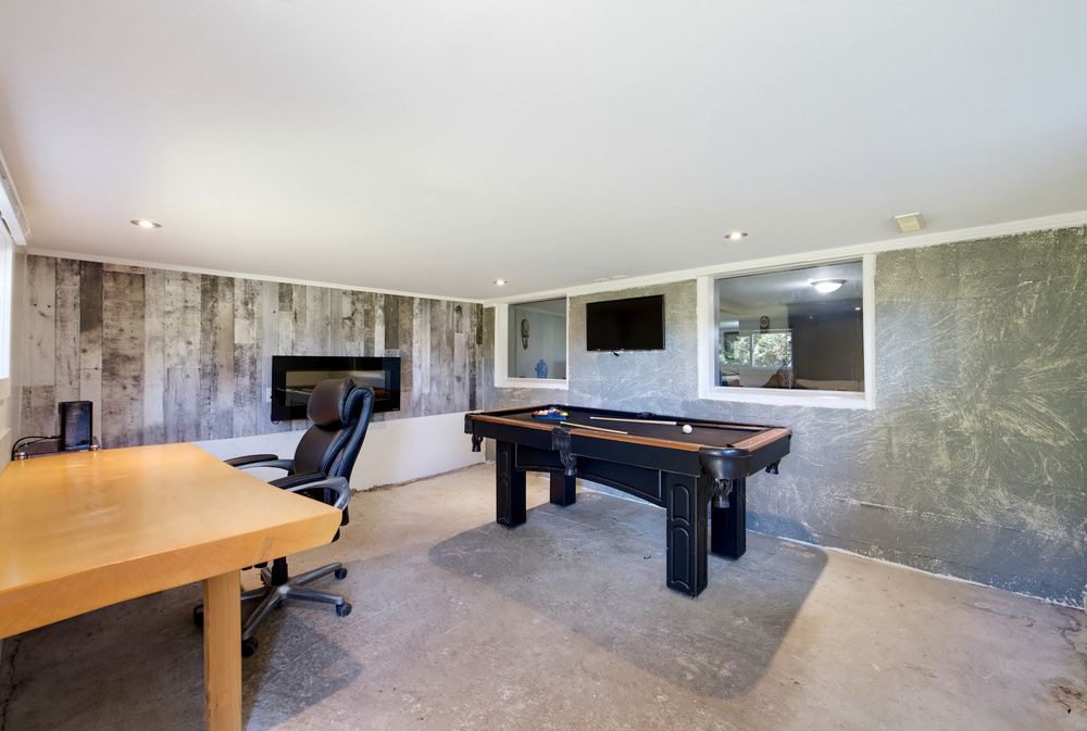 Games room with pool table