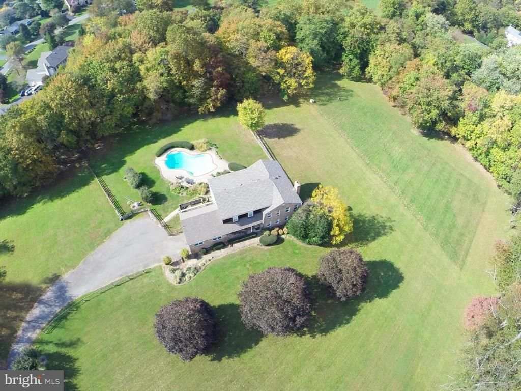 LIVE IN THE VIBRANT COMMUNITY OF OAKTON, VA