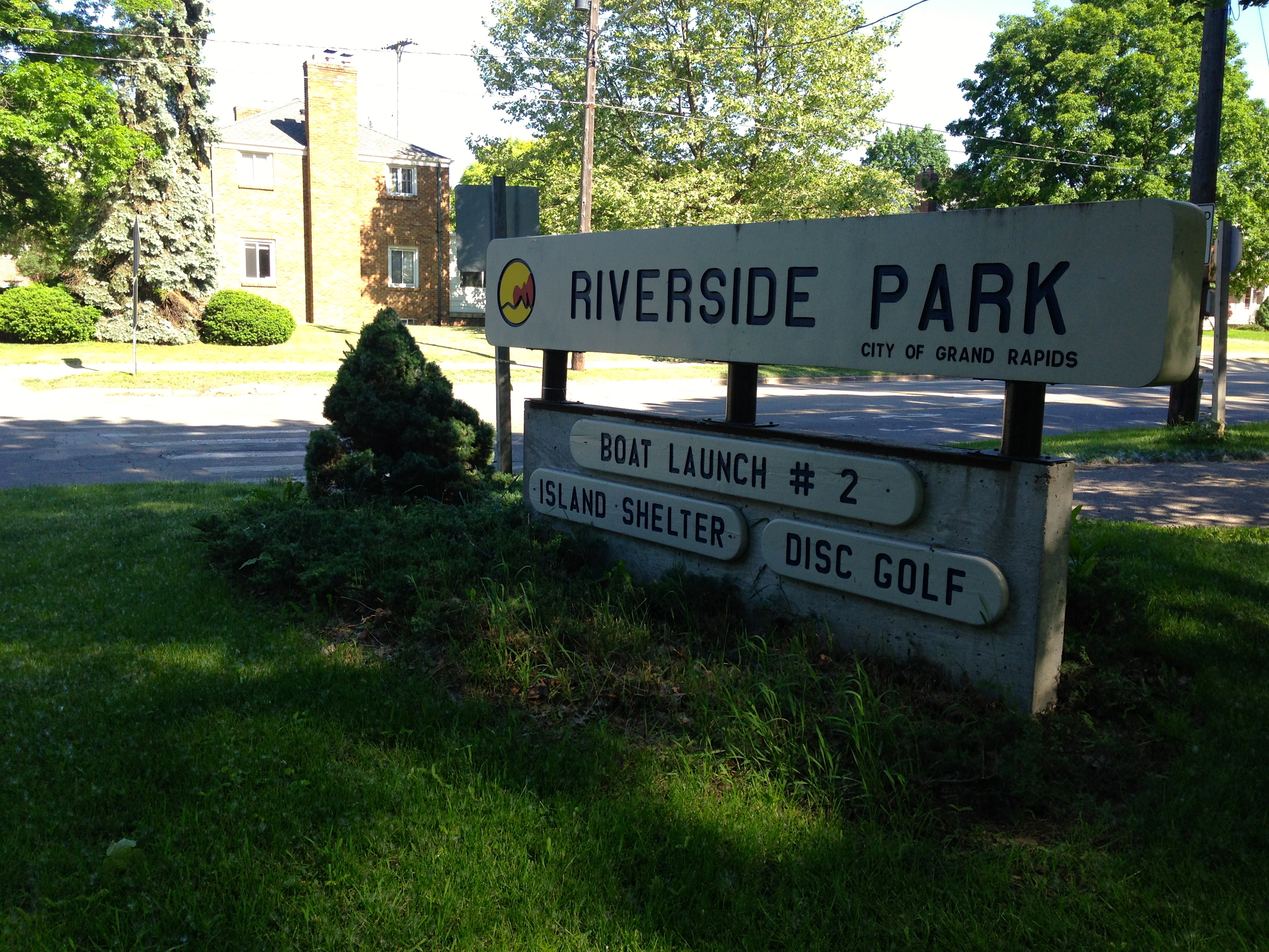 Riverside Park entrance sign and surrounding grounds in Grand Rapids
