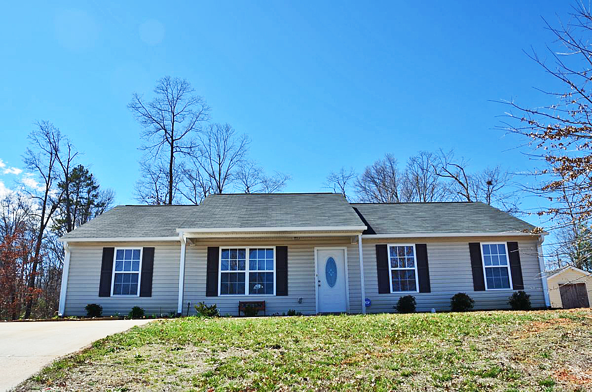Spacious 4 Bedrooms Open Floorplan Piedmont SC Home for Sale