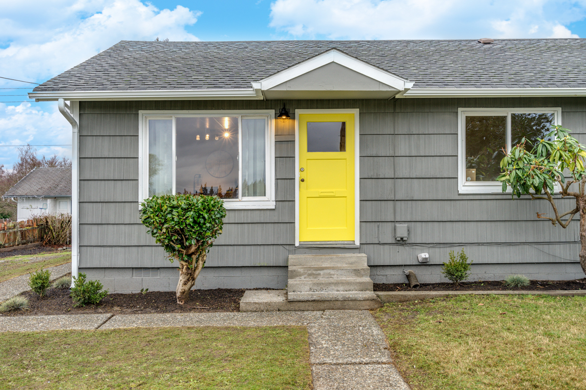 Investor's Dream 6 Bed / 2 Ba Remodeled Cottage Duplex in Heart of