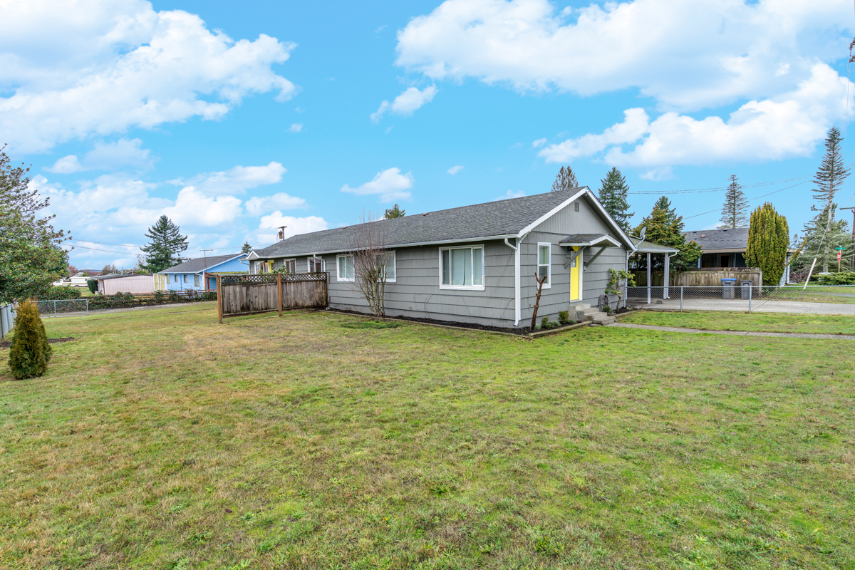 Investor's Dream 6 Bed / 2 Ba Remodeled Cottage Duplex in Heart of