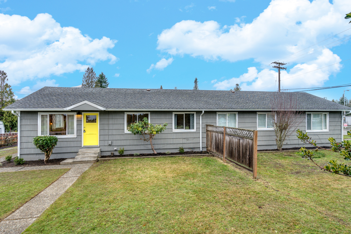 Investor's Dream 6 Bed / 2 Ba Remodeled Cottage Duplex in Heart of