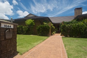 1044 Waiholo Curb Appeal