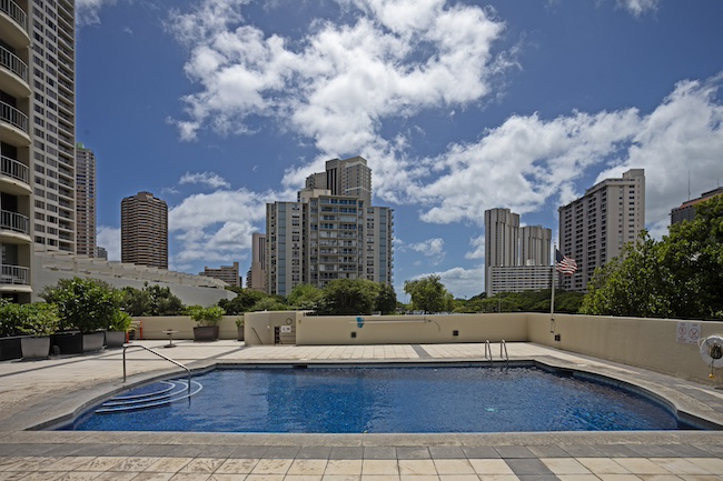 1717 Ala Wai Swimming Pool