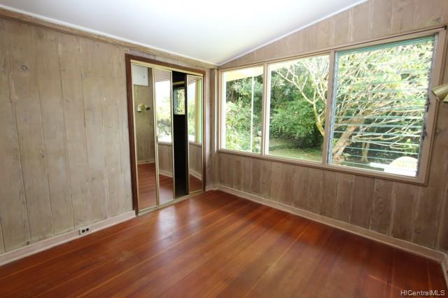 Melemele Preis White Washed Walls