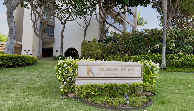 Royal Iolani Entrance on Kamoku Street