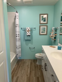 Upstairs Full Bath Off Hallway