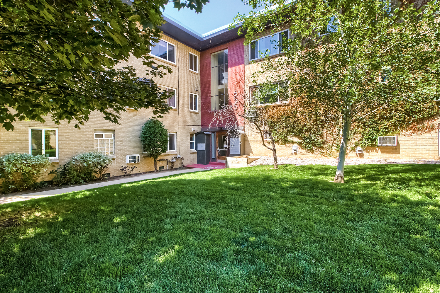 Updated Governors Park Condo within Steps to Popular 6th Avenue Corridor!