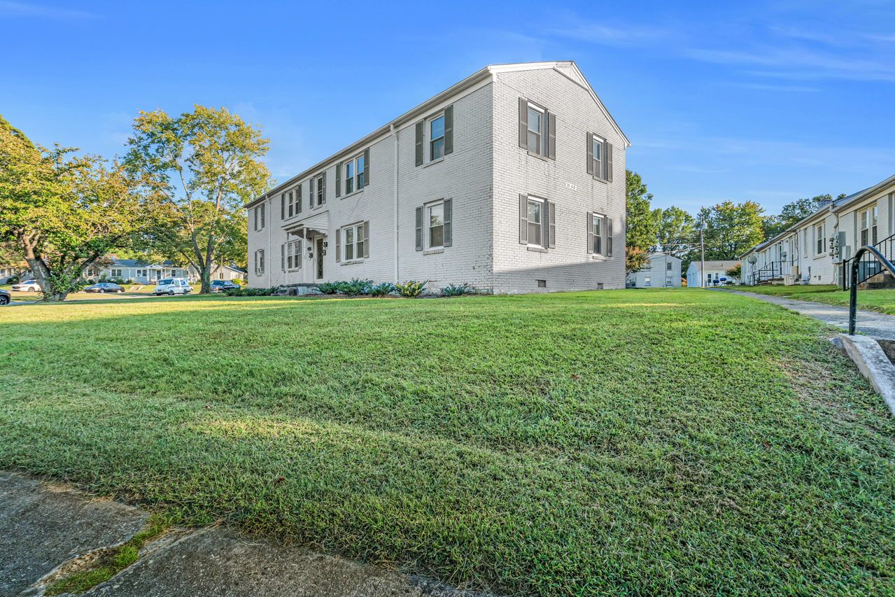 Front elevation photo of 1700 Roslyn Dr Unit 29D, Burlington
