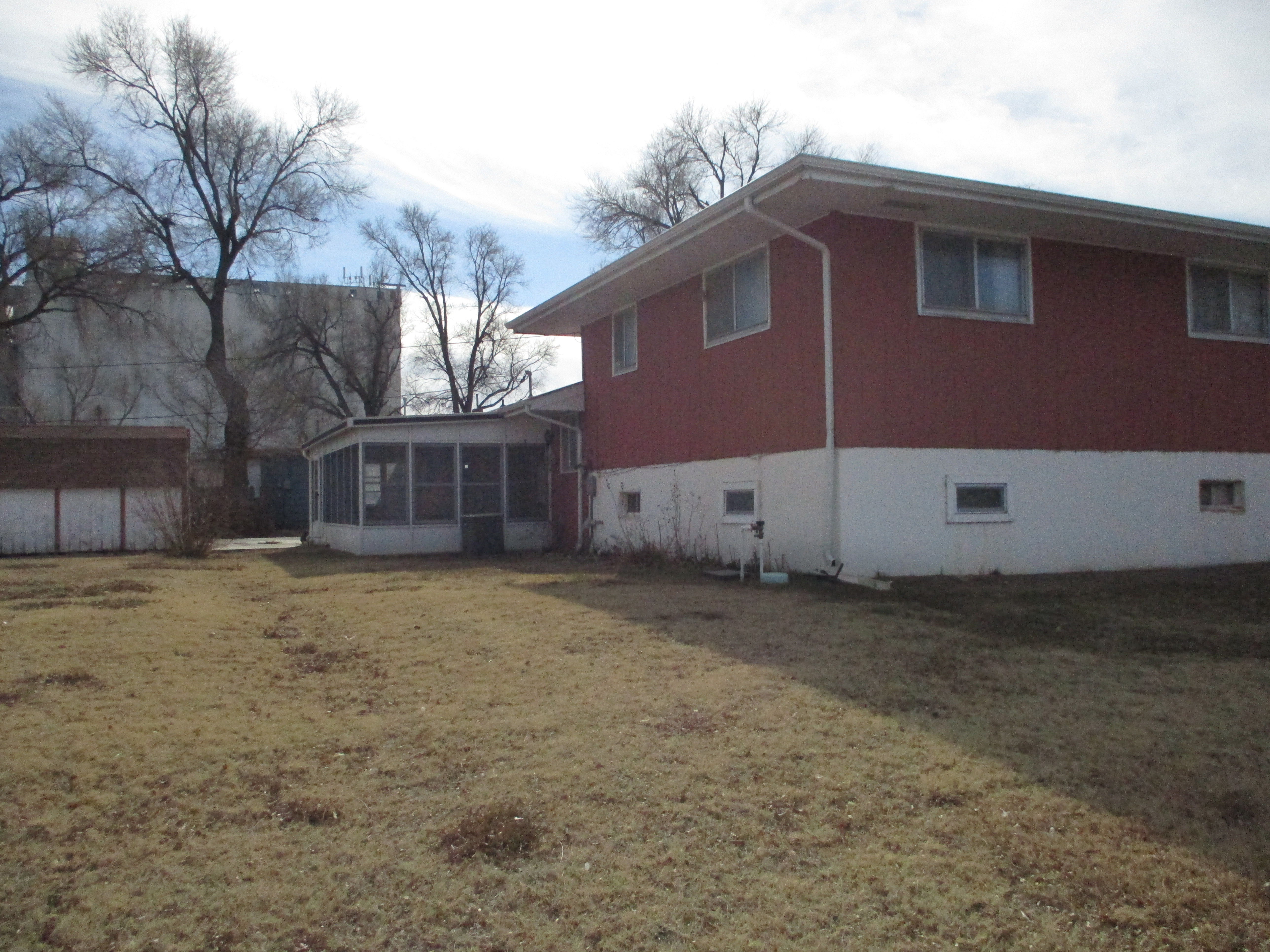 100 S Western, Lakin